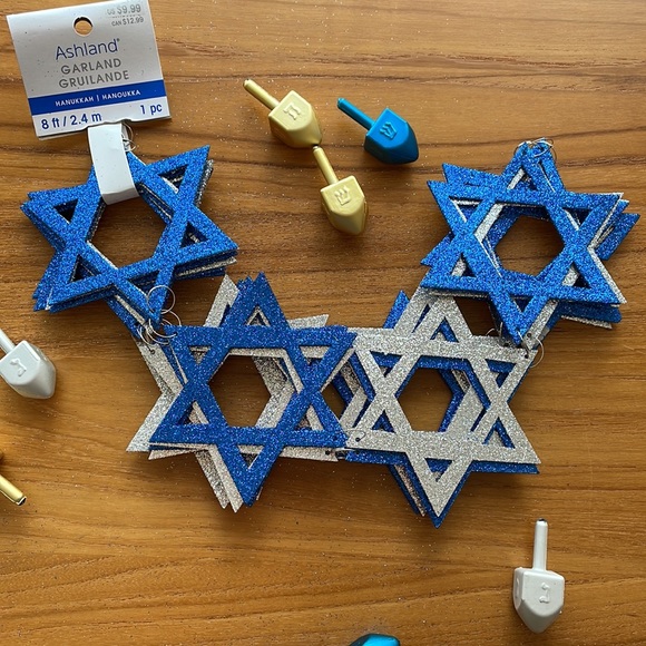 Ashland Hanukkah Star of David Blue and Silver Glittering 8 ft Garland - Picture 2 of 2